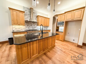 13815 Woods Valley Ct in Valley Center, CA - Building Photo - Building Photo