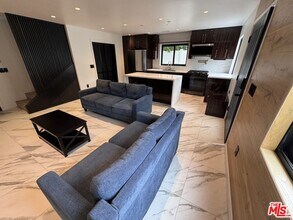 20529 Miranda Pl in Woodland Hills, CA - Building Photo - Building Photo