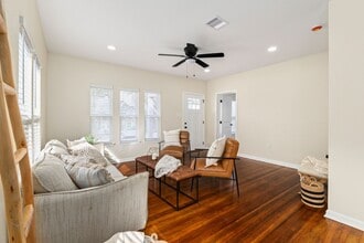 102 E Val Verde St in Brenham, TX - Building Photo - Building Photo