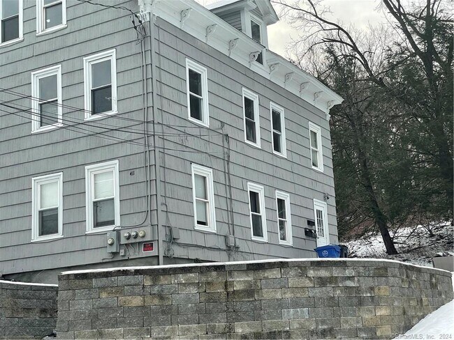 411 School St in Putnam, CT - Building Photo - Building Photo