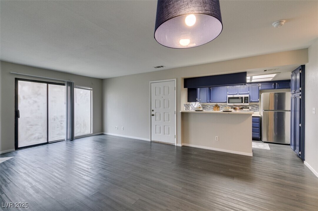 820 N Sloan Ln in Las Vegas, NV - Building Photo