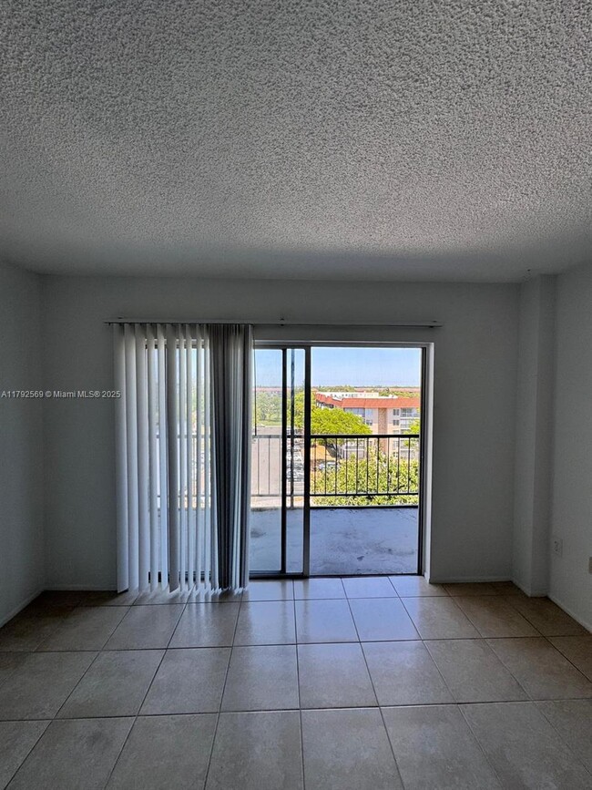 property at 4174 Inverrary Dr