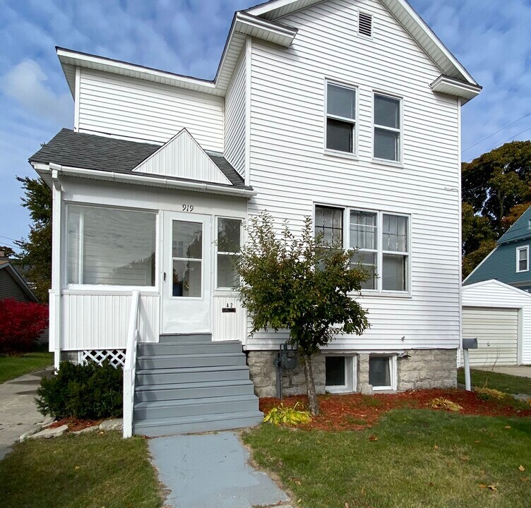 919 S 3rd Ave in Alpena, MI - Foto de edificio