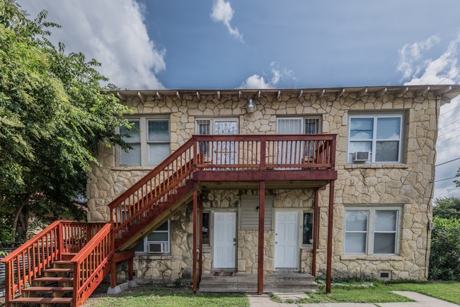 1702 W Mistletoe Ave in San Antonio, TX - Foto de edificio - Building Photo