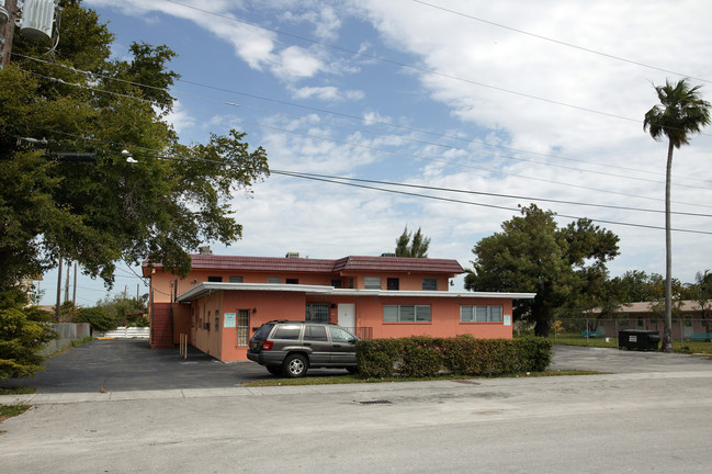 1265 W 26th Pl in Hialeah, FL - Foto de edificio - Building Photo