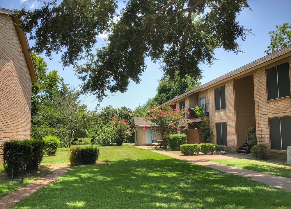 Park Plaza in Alvin, TX - Building Photo