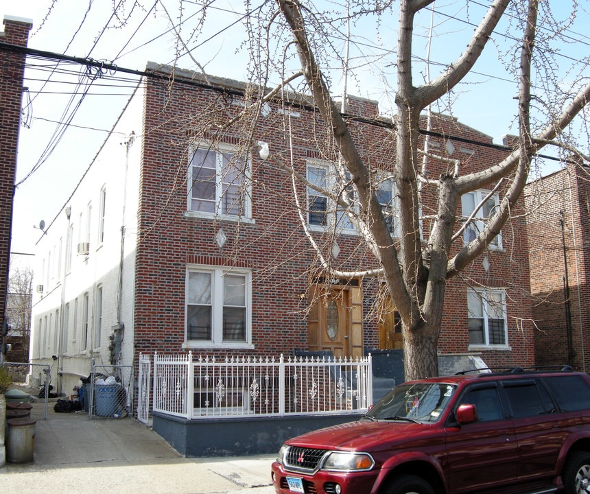 2733 Wallace Ave in Bronx, NY - Foto de edificio