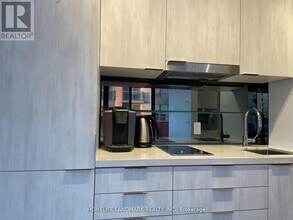 215 Queen St W in Toronto, ON - Building Photo - Building Photo