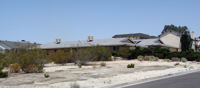 16156 Wato Rd in Apple Valley, CA - Foto de edificio - Building Photo