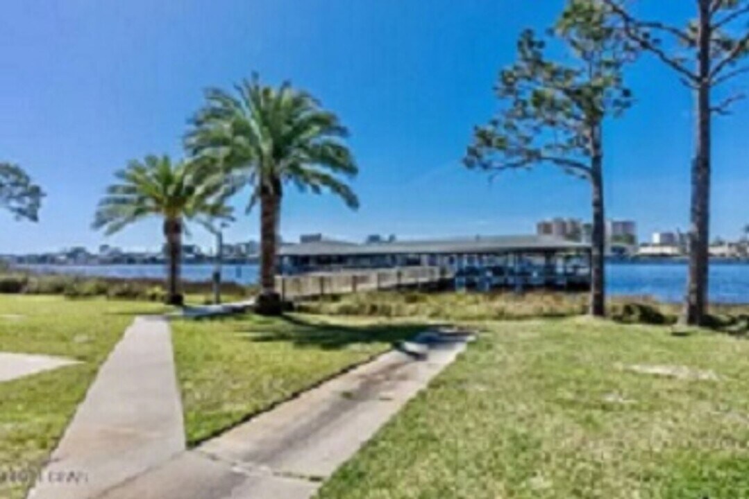 7813 N Lagoon Dr in Panama City Beach, FL - Foto de edificio