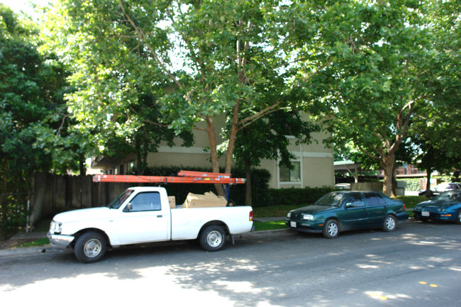 2490 Walters Way in Concord, CA - Foto de edificio - Building Photo