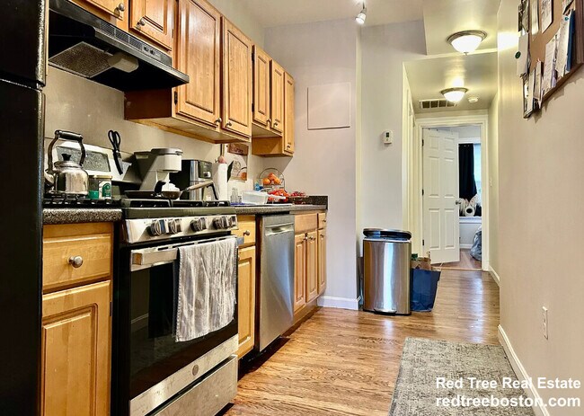 1942 Beacon St, Unit 1 in Boston, MA - Building Photo - Building Photo