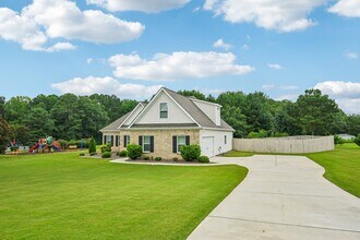 1121 Birchwood Dr in Griffin, GA - Foto de edificio - Building Photo