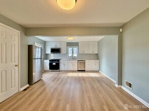 33 Windsor Dr in East Brunswick, NJ - Building Photo - Building Photo