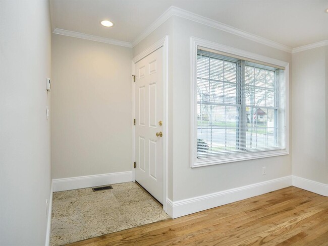 24 Pequot Ave in Port Washington, NY - Building Photo - Building Photo