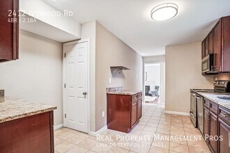 2412 Ivywood Rd in Reston, VA - Foto de edificio - Building Photo