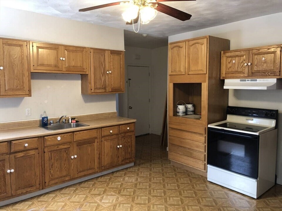 110 Daniels St in Fitchburg, MA - Building Photo