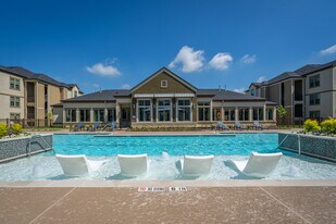 Grand Bay Apartments in Baytown, TX - Building Photo