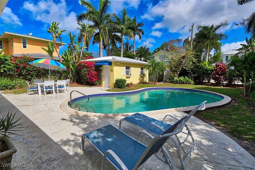 361 1st Ave N in Naples, FL - Foto de edificio