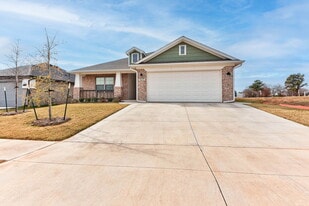 323 Woodrock St in Harrah, OK - Building Photo