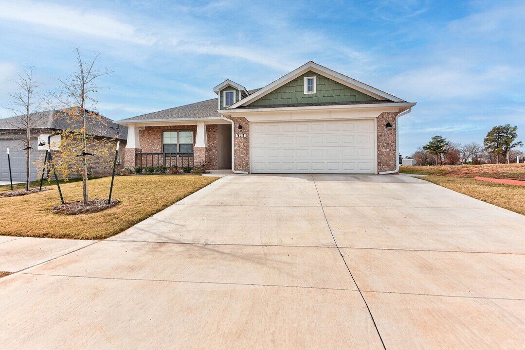 323 Woodrock St in Harrah, OK - Building Photo