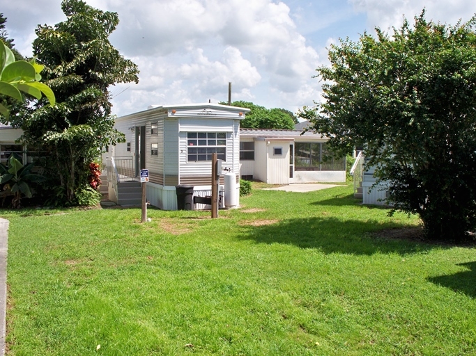 Treasure Isle Waterfront Mobile/RV Park in Okeechobee, FL - Building Photo