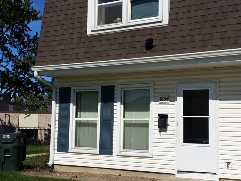 1854 Jamestown Cir in Hoffman Estates, IL - Building Photo