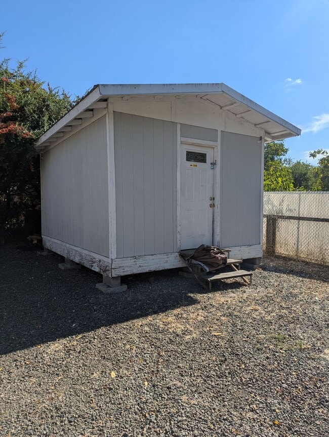 1118 N Old Pacific Hwy in Myrtle Creek, OR - Building Photo - Building Photo