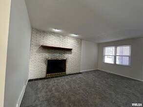 2403 Lynnhaven Dr in Springfield, IL - Foto de edificio - Building Photo