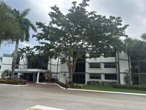 16251 Golf Club Rd in Weston, FL - Foto de edificio - Building Photo