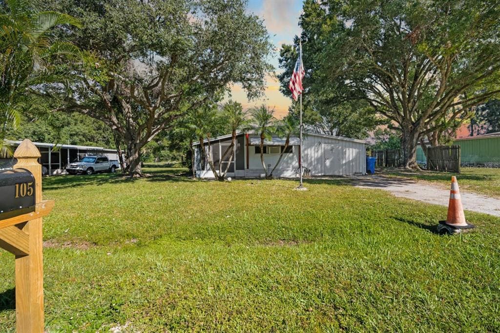 105 Domino Dr N in Ruskin, FL - Foto de edificio