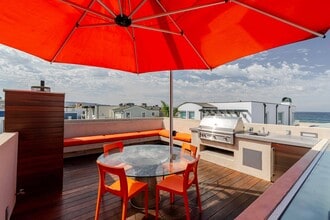 19 4th Ct in Hermosa Beach, CA - Foto de edificio - Building Photo
