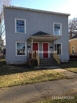 956 Adams St SE in Grand Rapids, MI - Building Photo