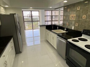 400 Leslie Dr, Unit 810 in Hallandale Beach, FL - Building Photo - Building Photo