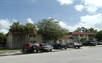 930 NE 133rd St in North Miami, FL - Building Photo - Building Photo