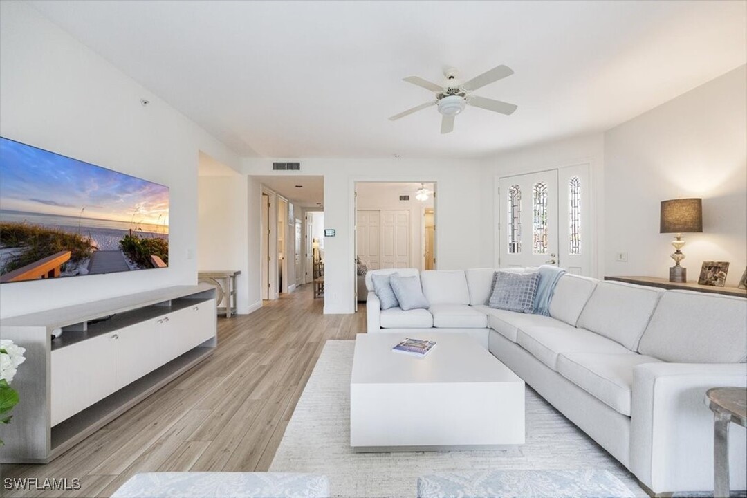 233 Colonade Cir in Naples, FL - Building Photo