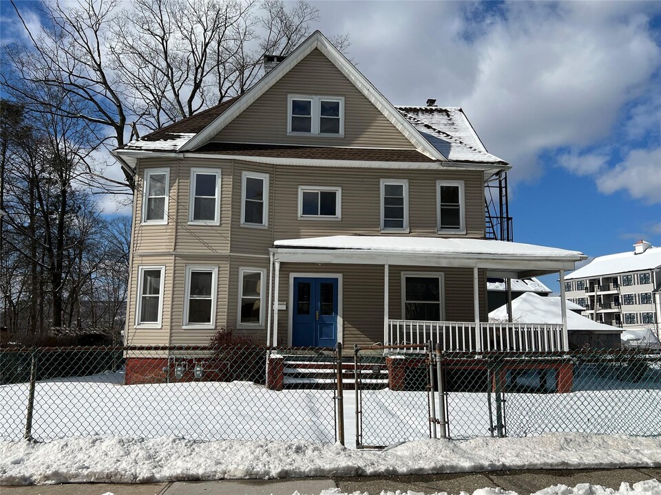 216 Smith St in Peekskill, NY - Building Photo