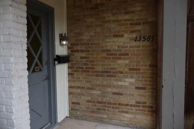 13561 Red Fern Ln in Dallas, TX - Foto de edificio - Building Photo