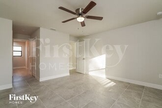 604 Henry Ave in Lehigh Acres, FL - Foto de edificio - Building Photo