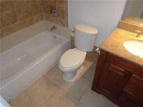 2530 NW 39th Way, Unit 102 in Lauderdale Lakes, FL - Building Photo - Building Photo