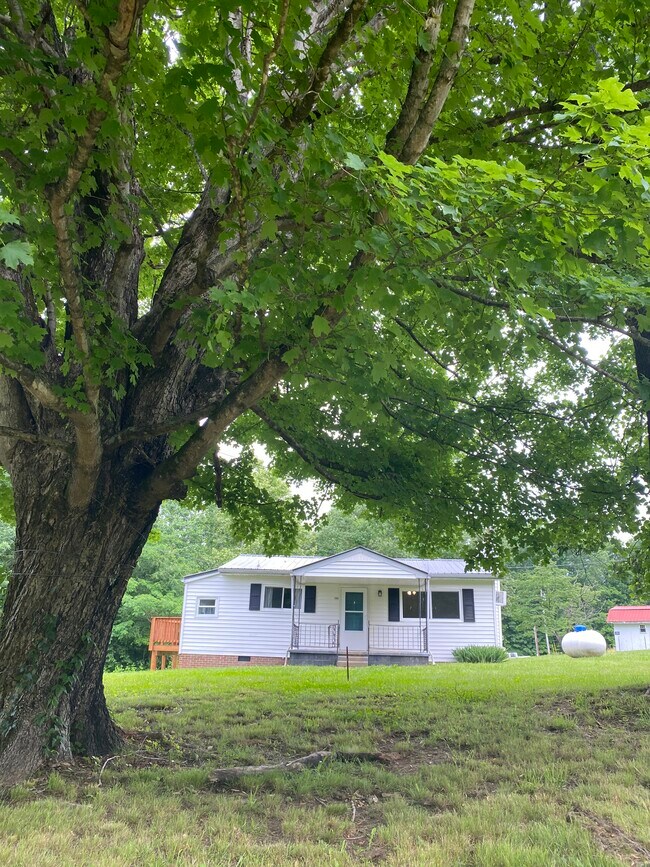 3186 Bowker Rd Rentals in Charlotte, TN