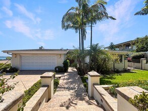 5030 Pacifica Dr in San Diego, CA - Foto de edificio - Building Photo