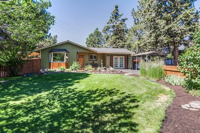 935 SE Douglas St in Bend, OR - Building Photo - Building Photo