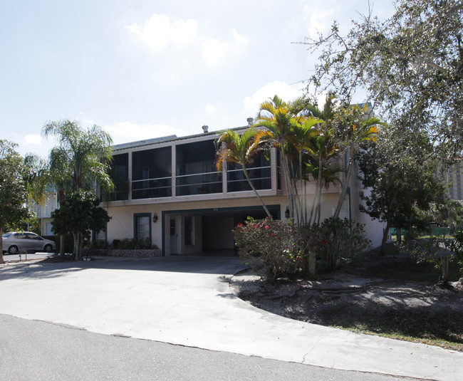 210 Southbay Dr in Naples, FL - Foto de edificio - Building Photo