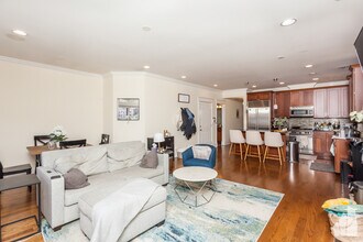 2708 N Lehmann Ct in Chicago, IL - Building Photo - Building Photo