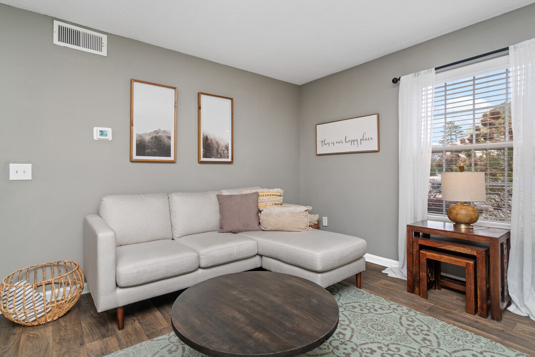 Woodland Hollow in Charlotte, NC - Building Photo