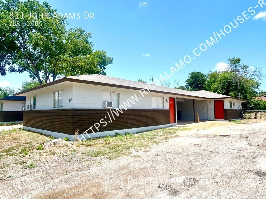 811 John Adams Dr in San Antonio, TX - Building Photo