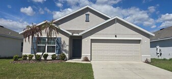 8557 Triumph Cir in Wildwood, FL - Building Photo