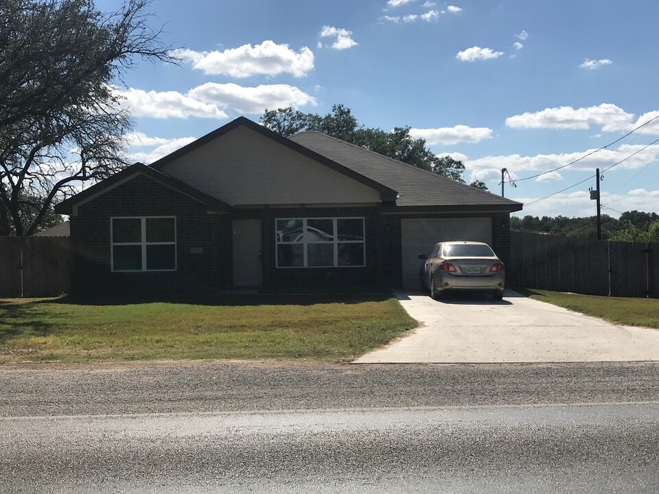 1208 Nix Rd in Lampasas, TX - Building Photo