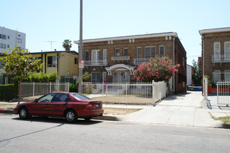 735 S Berendo St in Los Angeles, CA - Foto de edificio - Building Photo